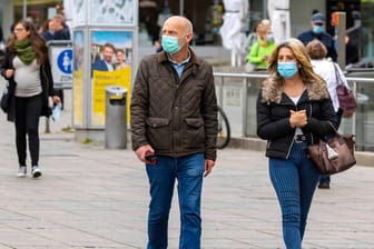 Menschen in Fußgängerzone (Symbolbild): Das DIW erwartet eine langsame Erholung der Wirtschaft.