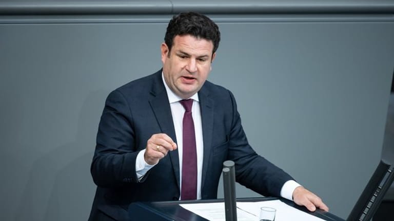 Hubertus Heil (SPD), Bundesminister für Arbeit und Soziales, spricht in der Plenarsitzung im Deutschen Bundestag.