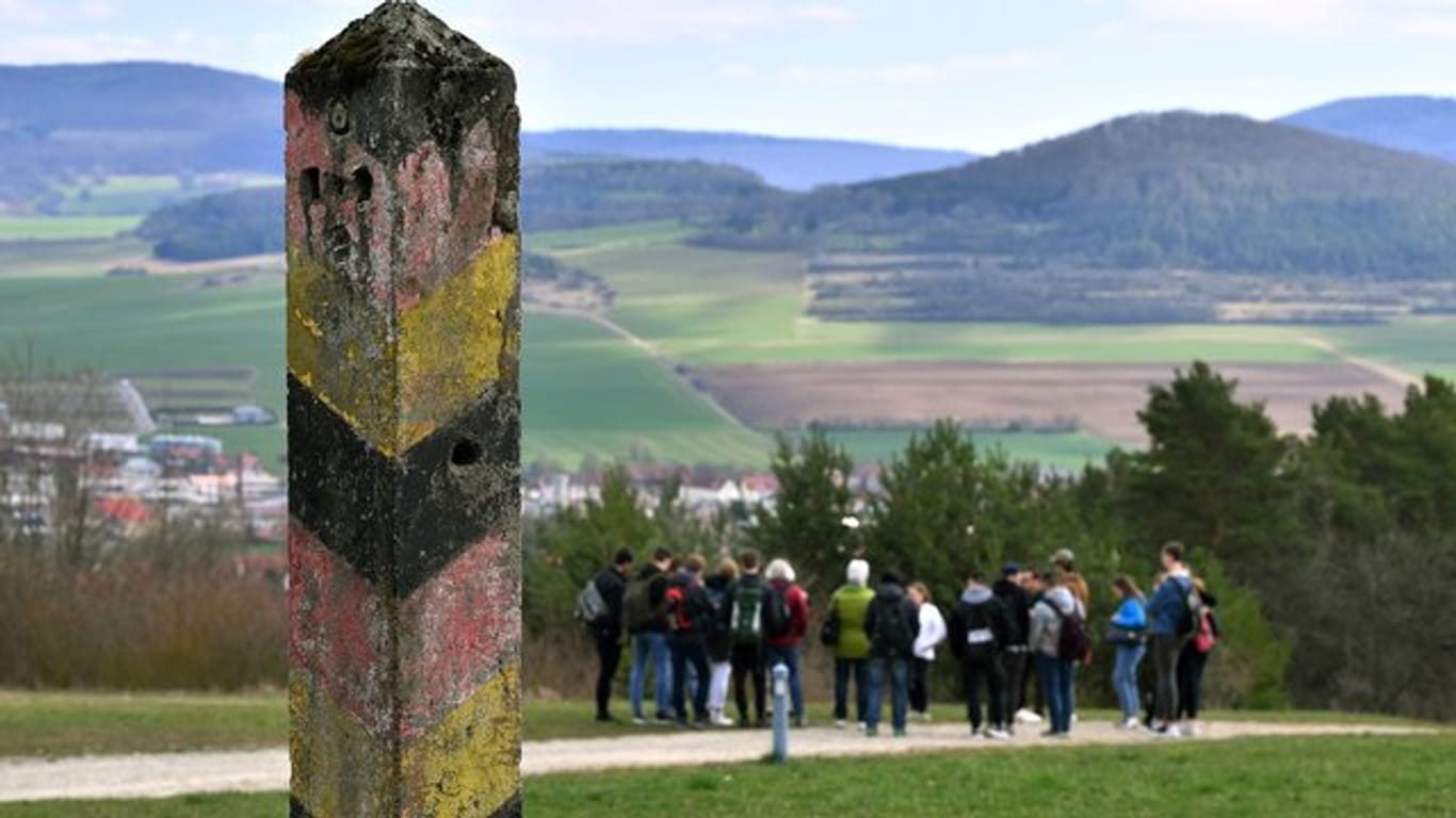 Alte Grenzmarkierung an der ehemaligen innerdeutschen Grenze bei Geisa in Thüringen.