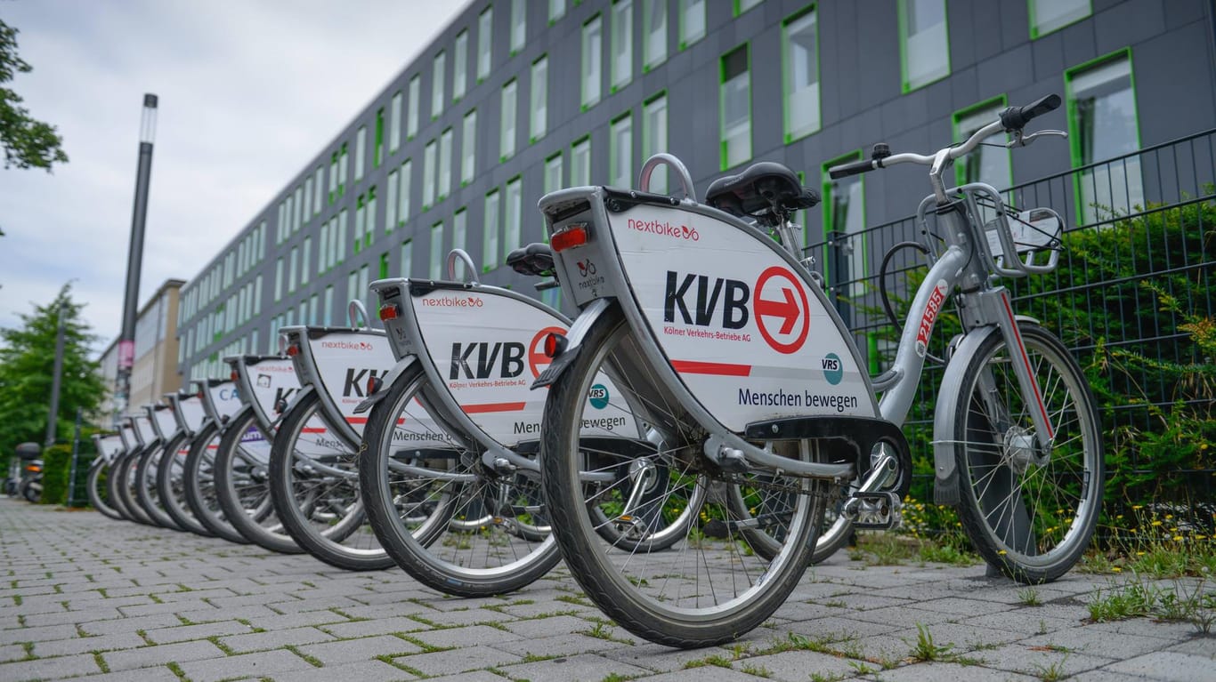 KVB-Räder stehen an der Universitätsstrasse in Köln (Archivbild): Das Angebot wird ausgeweitet.