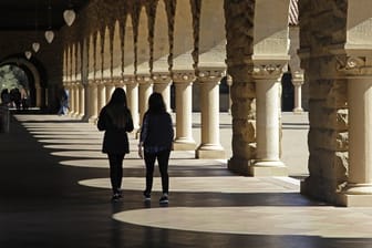 Studenten gehen über den Campus der Stanford University: Die US-Regierung blockt Visa für bestimmte Studenten und Forscher. (Symbolbild)