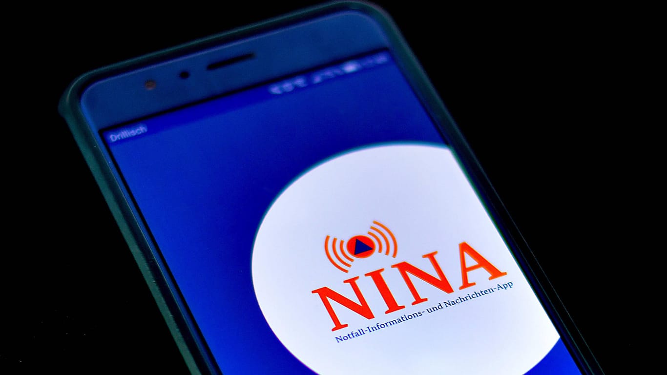 Smartphonebildschirm mit der Warnapp NINA: Über die App wurde der Alarm beim bundesweiten Warntag zu spät versendet.