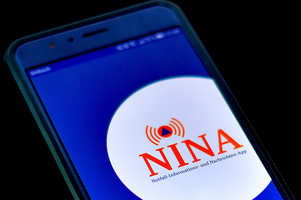 Smartphonebildschirm mit der Warnapp NINA: Über die App wurde der Alarm beim bundesweiten Warntag zu spät versendet.
