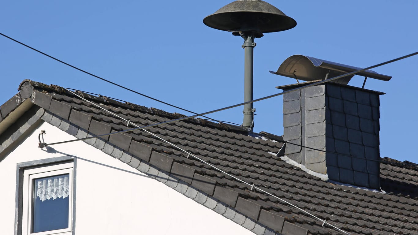Eine Sirene auf einem Dach eines Hauses (Symbolbild): Bundesweit sollten Sirenen ertönen, das war jedoch nicht überall so.