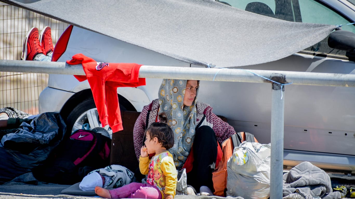 Eine Frau und ein Kind sitzen auf der griechischen Insel Lesbos auf der Straße: Nach der Zerstörung des Flüchtlingscamps Moria fordert die Wolfsburger SPD schnelle Hilfe für die Betroffenen.