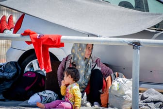 Eine Frau und ein Kind sitzen auf der griechischen Insel Lesbos auf der Straße: Nach der Zerstörung des Flüchtlingscamps Moria fordert die Wolfsburger SPD schnelle Hilfe für die Betroffenen.