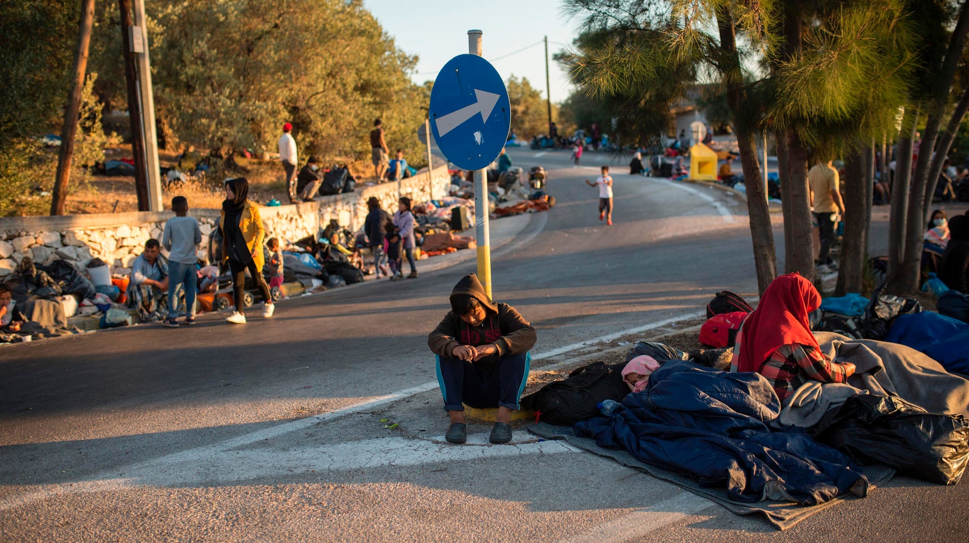 Asylsuchende schlafen am Straßenrand in der Nähe des ausgebrannten Flüchtlingslagers Moria: Zuletzt lebten etwa 12.500 Migranten in dem überlasteten Lager.