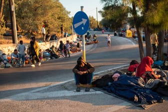 Asylsuchende schlafen am Straßenrand in der Nähe des ausgebrannten Flüchtlingslagers Moria: Zuletzt lebten etwa 12.500 Migranten in dem überlasteten Lager.