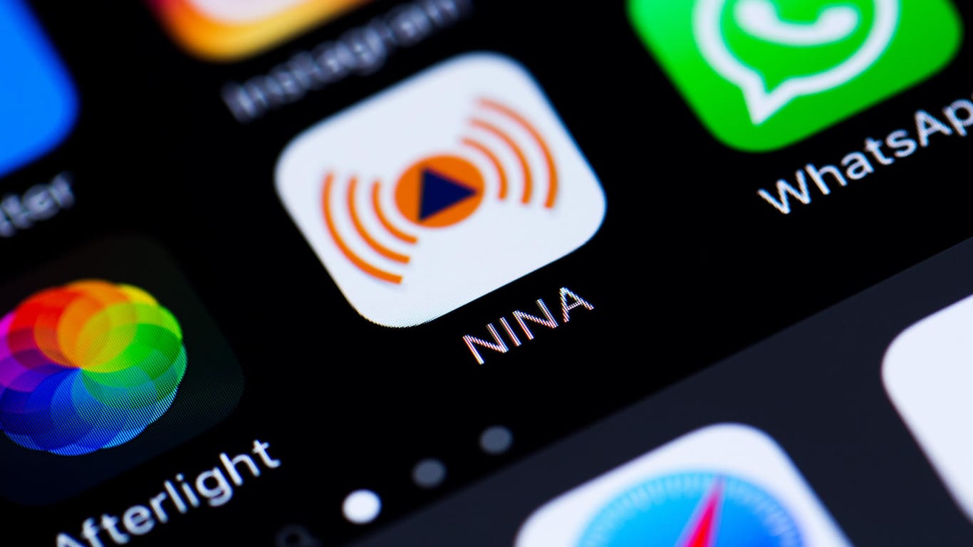 Die Notfall-Informations-App NINA des Bundesamts für Bevölkerungsschutz und Katastrophenhilfe ist auf einem Smartphone-Display zu sehen: Damit Push-Mitteilungen ankommen, müssen Nutzer die Einstellungen überprüfen.