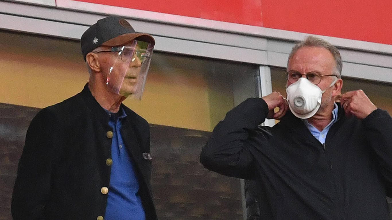 Franz Beckenbauer (li.) mit Karl-Heinz Rummenigge (re.): Der "Kaiser" besuchte wiederholt Geisterspiele des FC Bayern in den vergangenen Monaten.