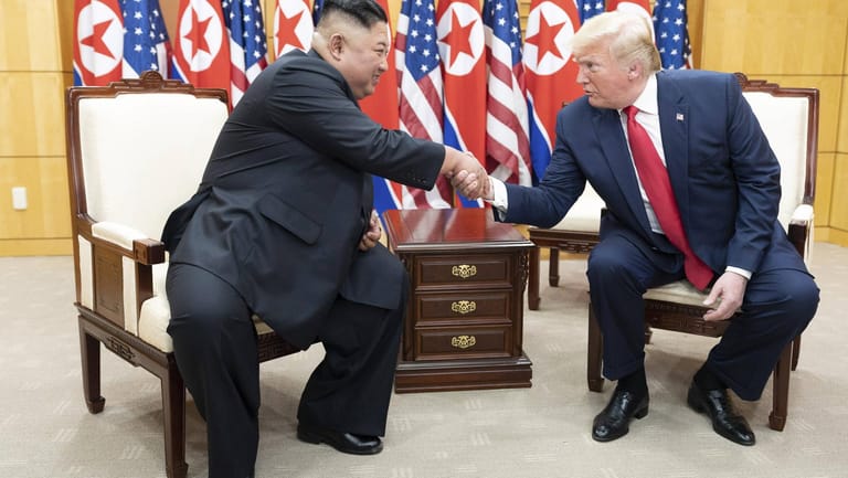 Kim Jong Un und Donald Trump: "Selbst jetzt noch kann ich den historischen Moment nicht vergessen, als ich die Hand Ihrer Exzellenz gehalten habe", schrieb Kim in einem Brief.
