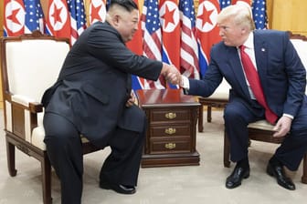 Kim Jong Un und Donald Trump: "Selbst jetzt noch kann ich den historischen Moment nicht vergessen, als ich die Hand Ihrer Exzellenz gehalten habe", schrieb Kim in einem Brief.