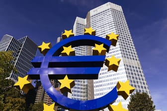 Europäische Zentralbank in Frankfurt: Die Notenbank belässt den Leitzins auf einem Rekordtief.