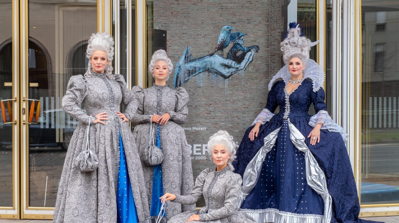 Iris Marie Sojer (Mitte) mit ihren Kolleginnen Joslyn Rechter, Elena Puszta und Nina Koufochristou (v.li.) kostümiert vor der Wuppertaler Oper: In diesem Outfit steht die Mezzosopranistin auch in der Zauberflöte auf der Bühne.