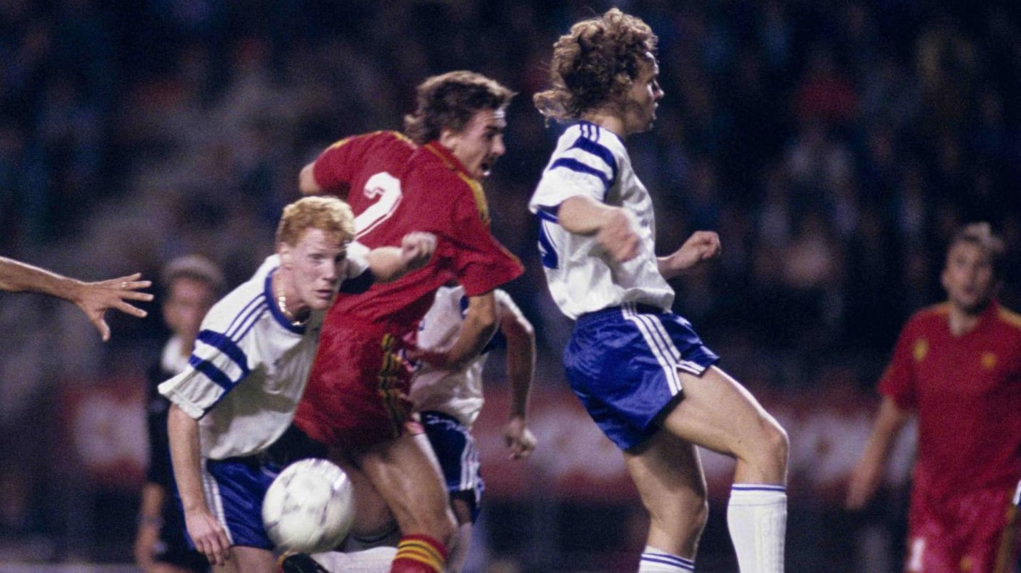 DDR-Länderspiel: Die Belgier Enzo Scifo und Lorenzo Staelens im Duell mit Matthias Sammer.