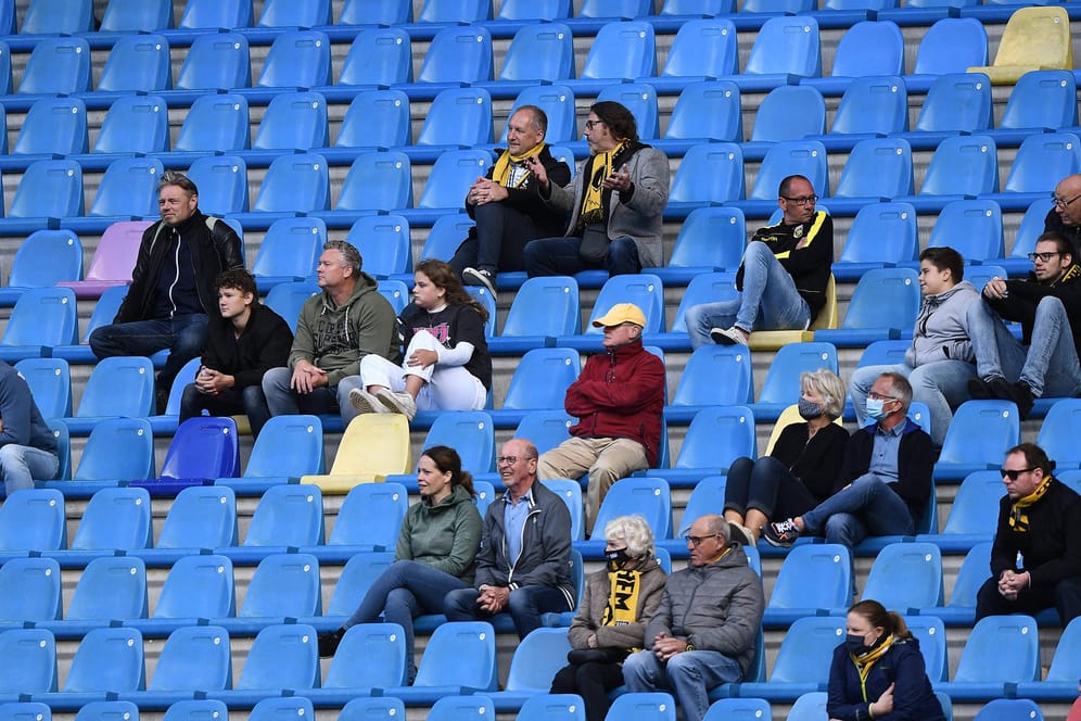 Stadionbesucher auf einer Tribüne: Zwischen den einzelnen Fans muss ein Mindestabstand eingehalten werden.