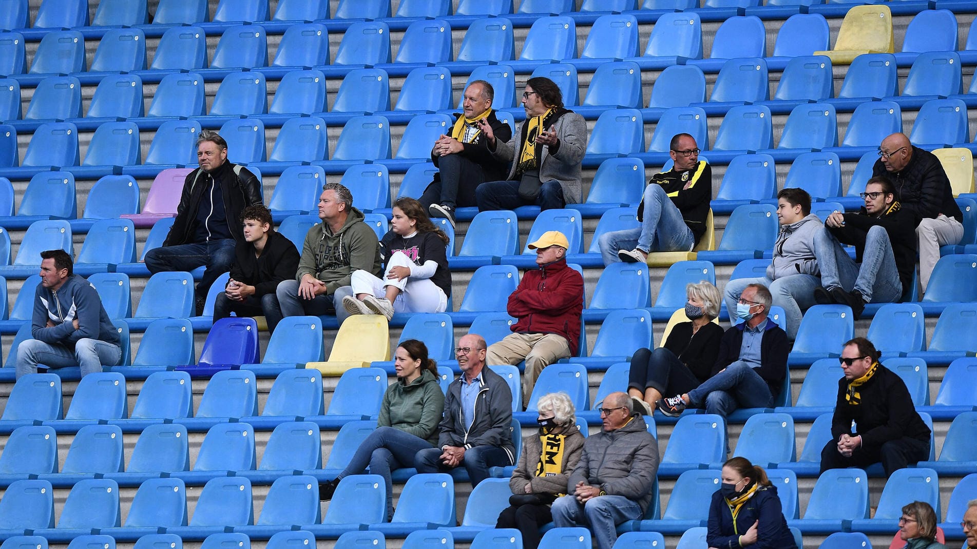 Stadionbesucher auf einer Tribüne: Zwischen den einzelnen Fans muss ein Mindestabstand eingehalten werden.