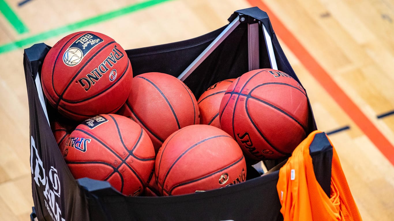 Basketbälle liegen in einem Trainingskorb (Symbolbild): In Hagen findet am Wochenende ein Turnier zu Ehren eines verstorbenen Jugendtrainers statt.