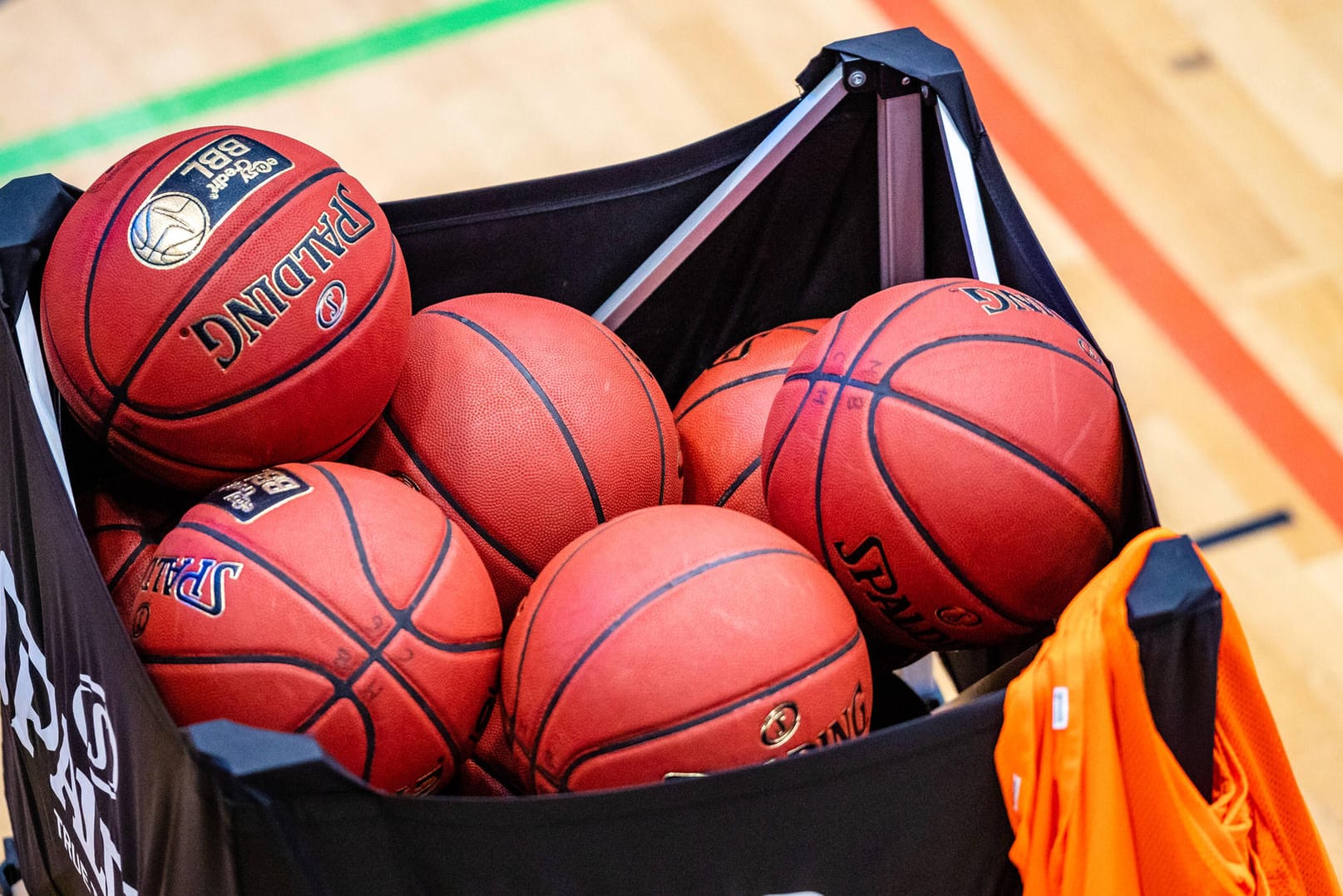 Basketbälle liegen in einem Trainingskorb (Symbolbild): In Hagen findet am Wochenende ein Turnier zu Ehren eines verstorbenen Jugendtrainers statt.