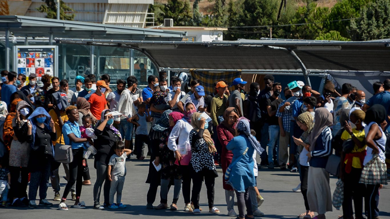 Migranten in Moria: Nach der vollständigen Zerstörung des Flüchtlingscamps haben sich seit gestern Tausende von Einwanderern und Flüchtlingen provisorisch auf den umliegenden Straßen eingerichtet.