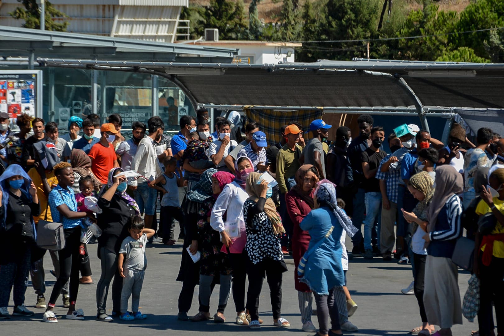 Migranten in Moria: Nach der vollständigen Zerstörung des Flüchtlingscamps haben sich seit gestern Tausende von Einwanderern und Flüchtlingen provisorisch auf den umliegenden Straßen eingerichtet.