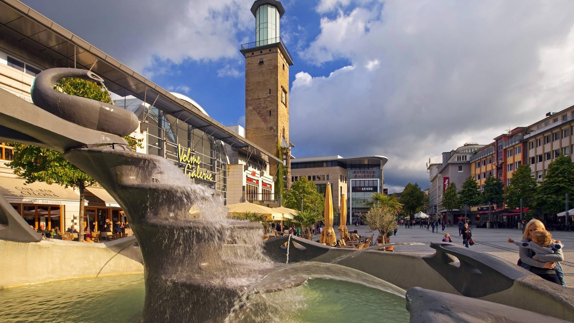 Brunnen auf dem Friedrich-Ebert-Platz vor dem Rathausturm in Hagen: Wegen der Corona-Pandemie können Wahlpartys nur virtuell stattfinden.