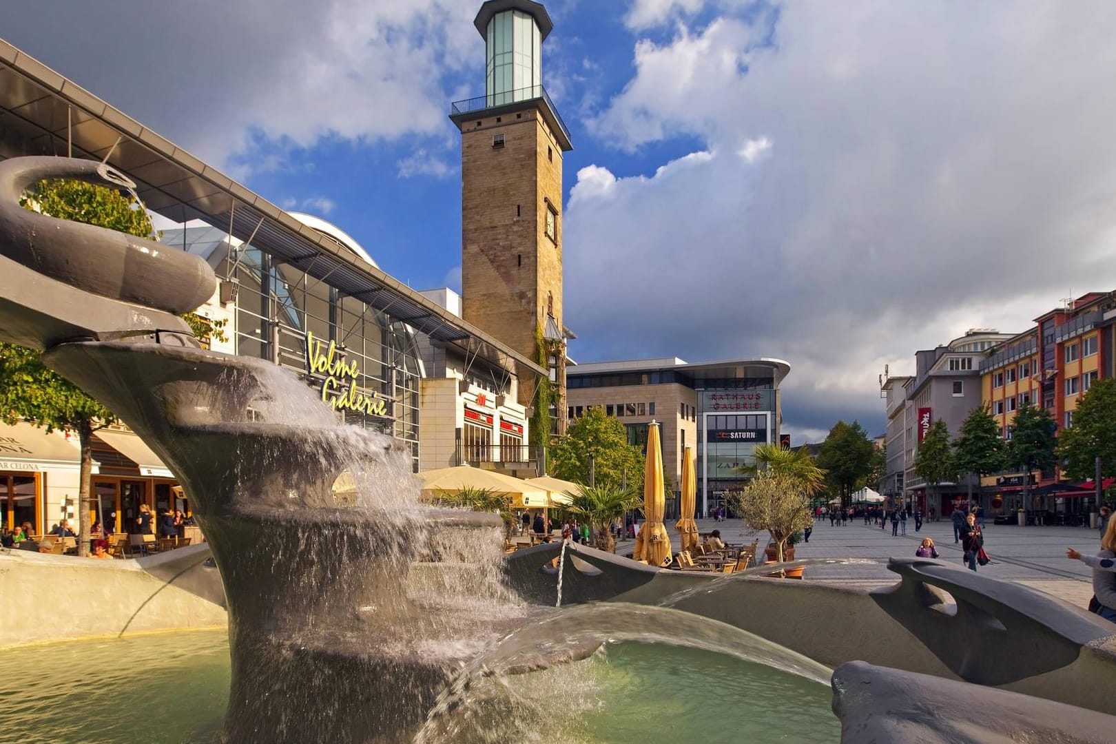 Brunnen auf dem Friedrich-Ebert-Platz vor dem Rathausturm in Hagen: Wegen der Corona-Pandemie können Wahlpartys nur virtuell stattfinden.