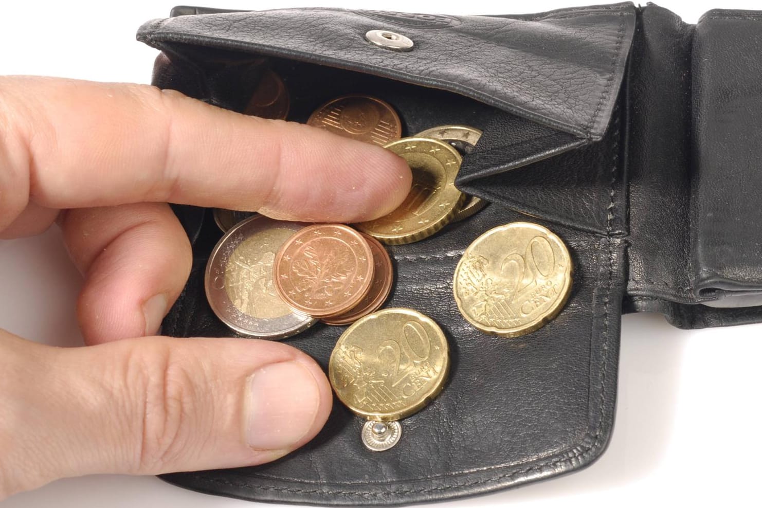 Mann zählt Kleingeld (Symbolbild): In einem Bundesland ist die Sparneigung am höchsten. Mann zählt Kleingeld (Symbolbild): In einem Bundesland ist die Sparneigung am höchsten.