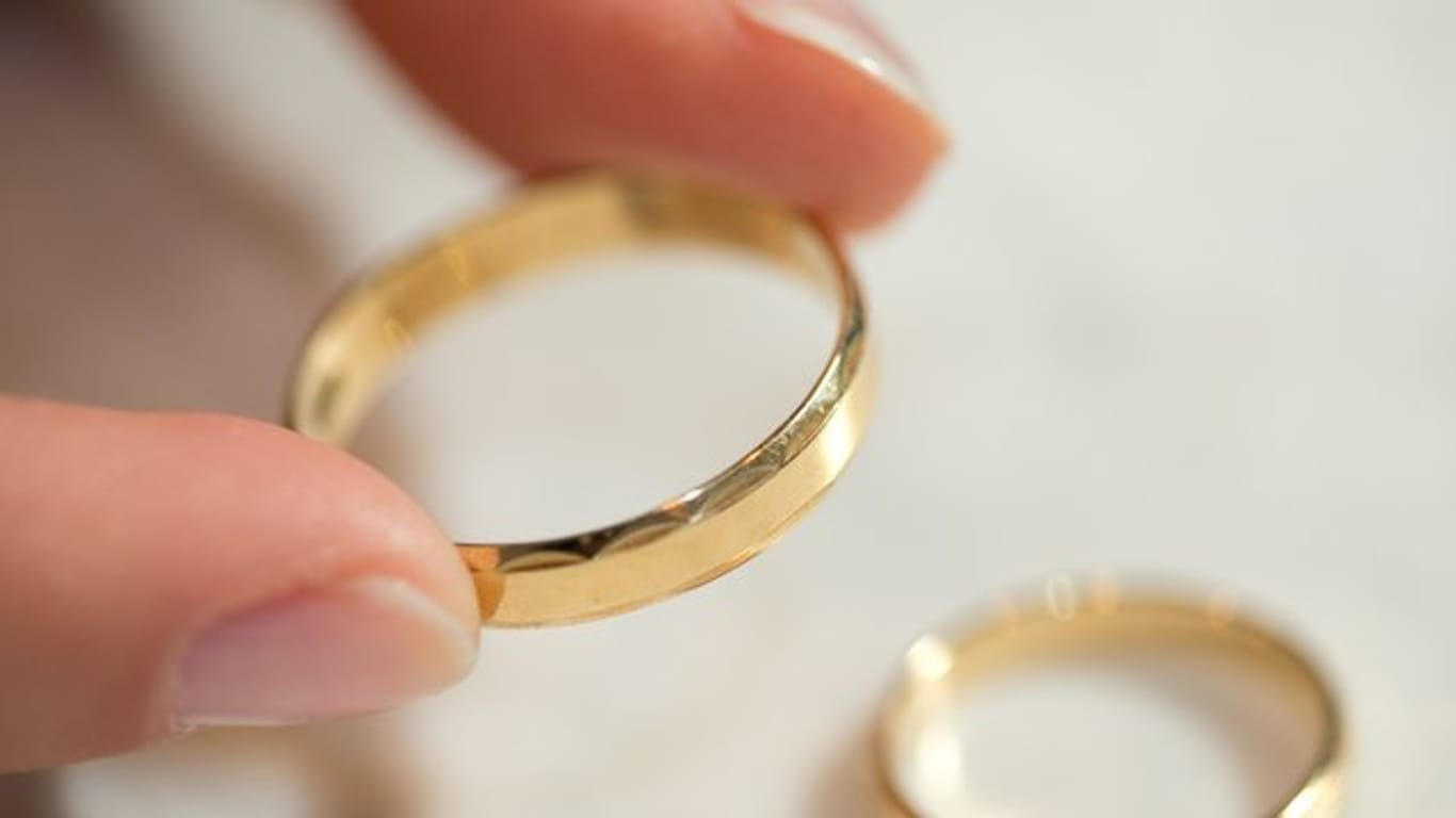 Ein Ehering wird in den Fingern gehalten (Symbolbild): Ein Angeklagter hat einer Zeugin in einem Prozess einen Heiratsantrag gemacht.