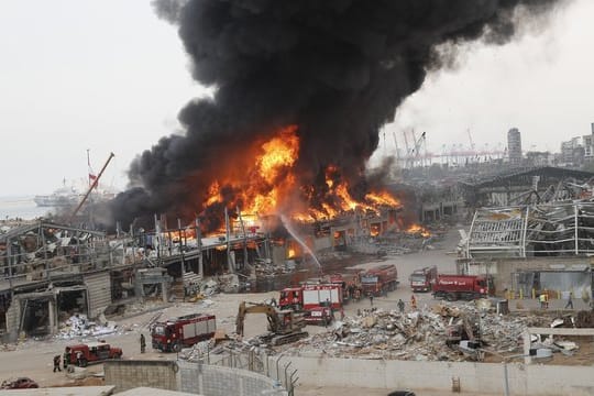 Rettungskräfte löschen das Feuer, das im Hafen von Beirut brennt.