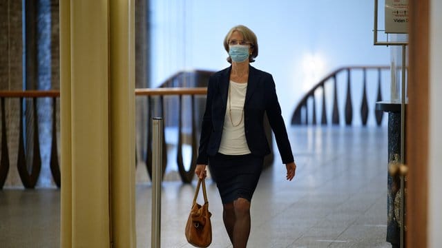 Bärbel Dieckmann kommt in den Gerichtssaal Bärbel Dieckmann kommt in den Gerichtssaal