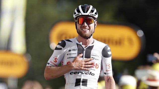 Der Schweizer Marc Hirschi vom Team Sunweb feiert seinen Sieg der 12.