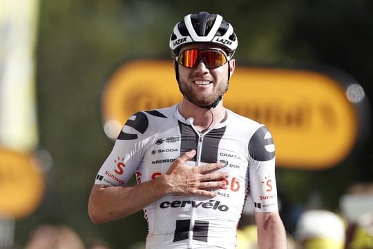 Der Schweizer Marc Hirschi vom Team Sunweb feiert seinen Sieg der 12.