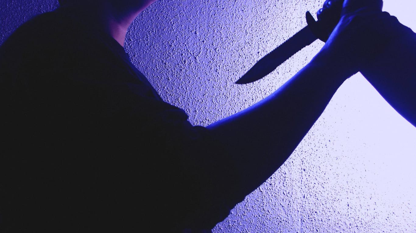 Ein Schatten von einer Stichwaffe (Symbolbild): In einer Berliner Bar ist ein Mann mit einem Messer verletzt worden.