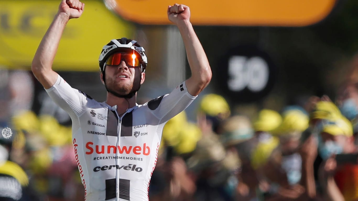 Radrennfahrer Marc Hirschi reißt die Arme nach oben: Marc Hirschi aus der Schweiz vom Team Sunweb überquert die Ziellinie und gewinnt die 12. Etappe der Tour de France.