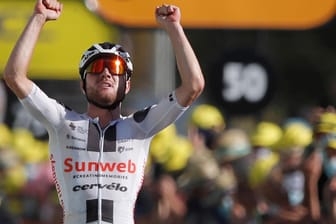 Radrennfahrer Marc Hirschi reißt die Arme nach oben: Marc Hirschi aus der Schweiz vom Team Sunweb überquert die Ziellinie und gewinnt die 12. Etappe der Tour de France.