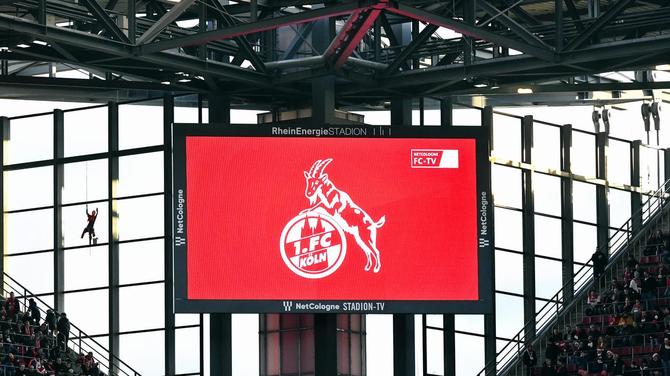 Das Logo des 1. FC Köln ist auf einer Leinwand zu sehen: Nach Einschätzung von Sportchef Heldt braucht der Klub noch weitere Spieler.
