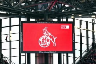 Das Logo des 1. FC Köln ist auf einer Leinwand zu sehen: Nach Einschätzung von Sportchef Heldt braucht der Klub noch weitere Spieler.