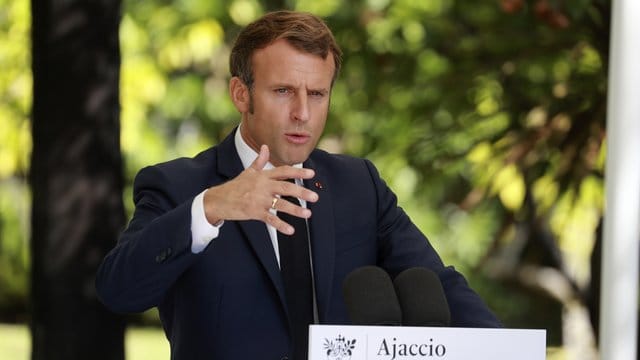 Frankreichs Präsident Emmanuel Macron äußert sich bei einer Pressekonferenz in Ajaccio auf Korsika.