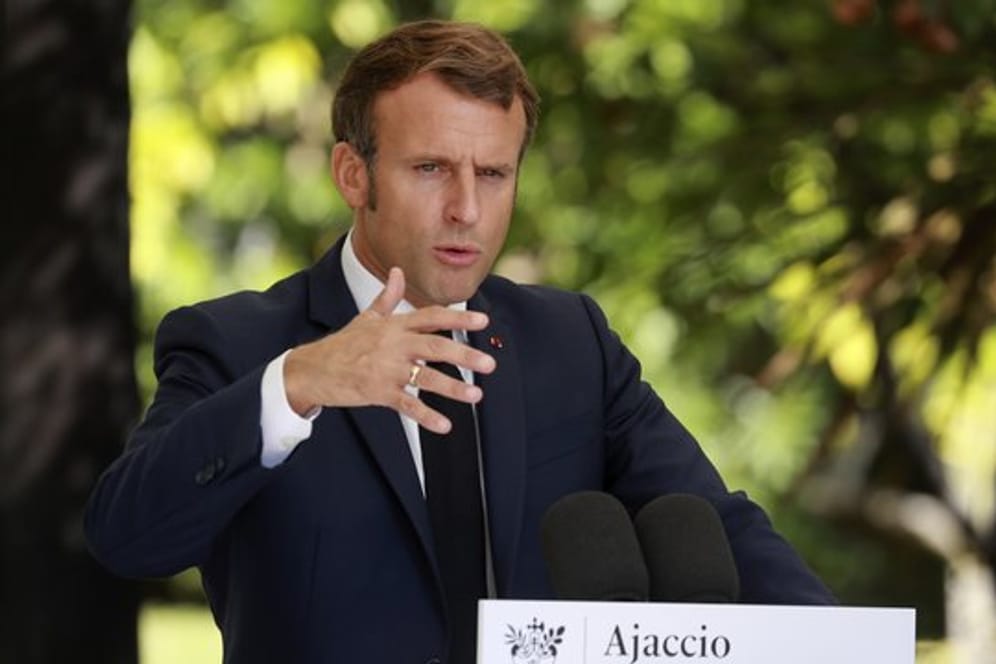 Frankreichs Präsident Emmanuel Macron äußert sich bei einer Pressekonferenz in Ajaccio auf Korsika.