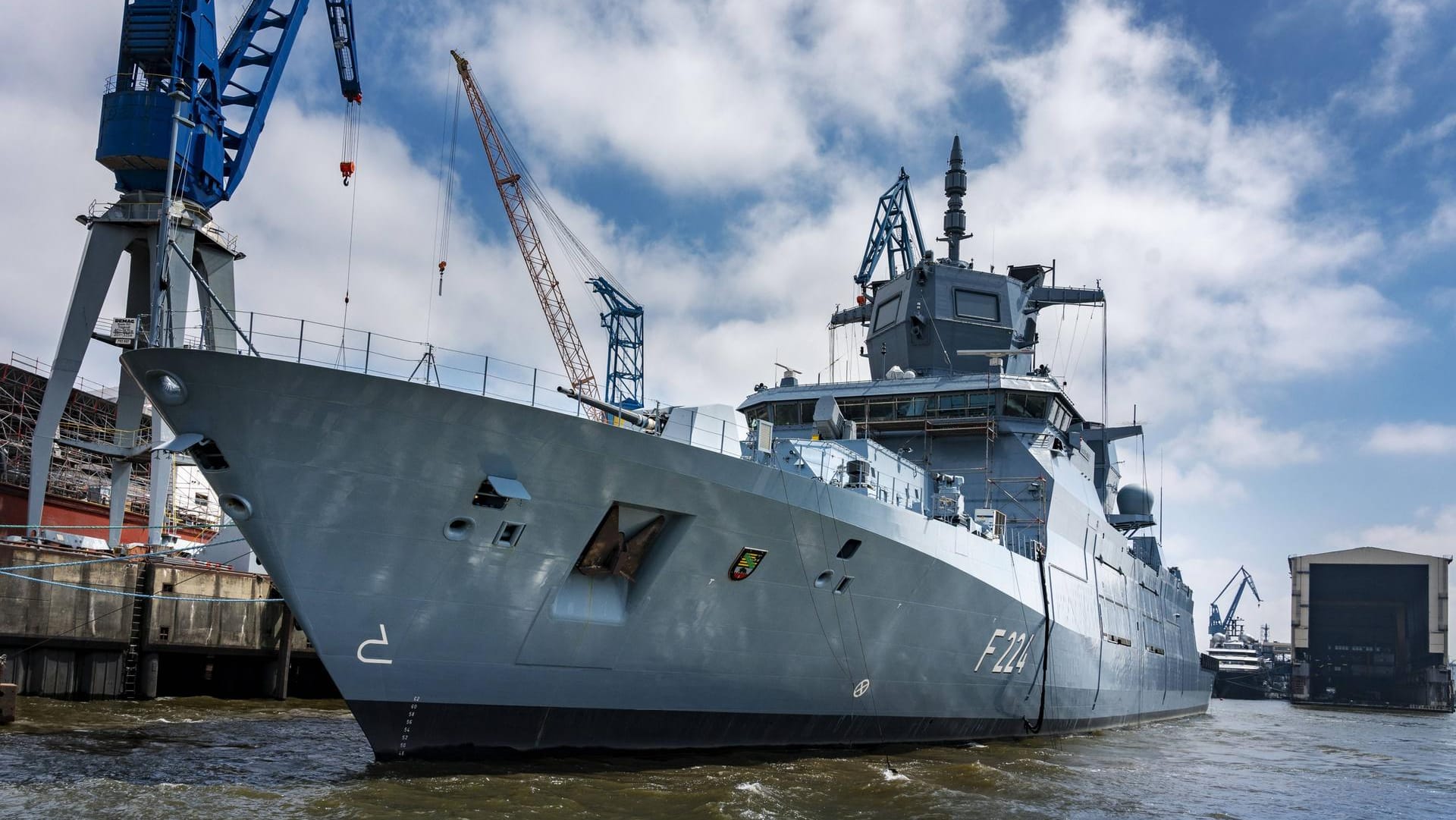 Deutsche Fregatte im Hamburger Hafen: Soldaten der Bundeswehr kontrollierten ein Tankschiff, das Kerosin geladen hatte.