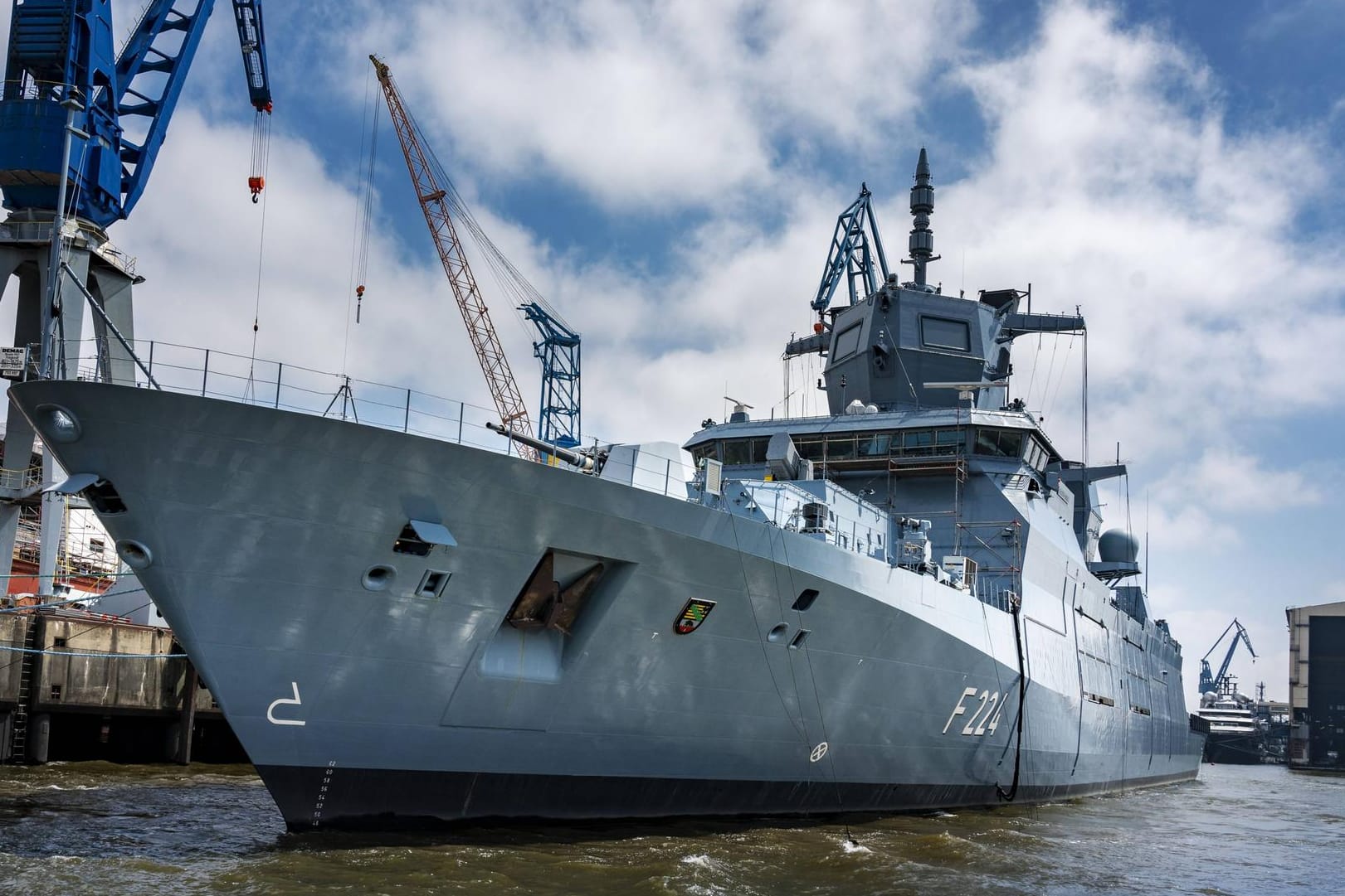 Deutsche Fregatte im Hamburger Hafen: Soldaten der Bundeswehr kontrollierten ein Tankschiff, das Kerosin geladen hatte.