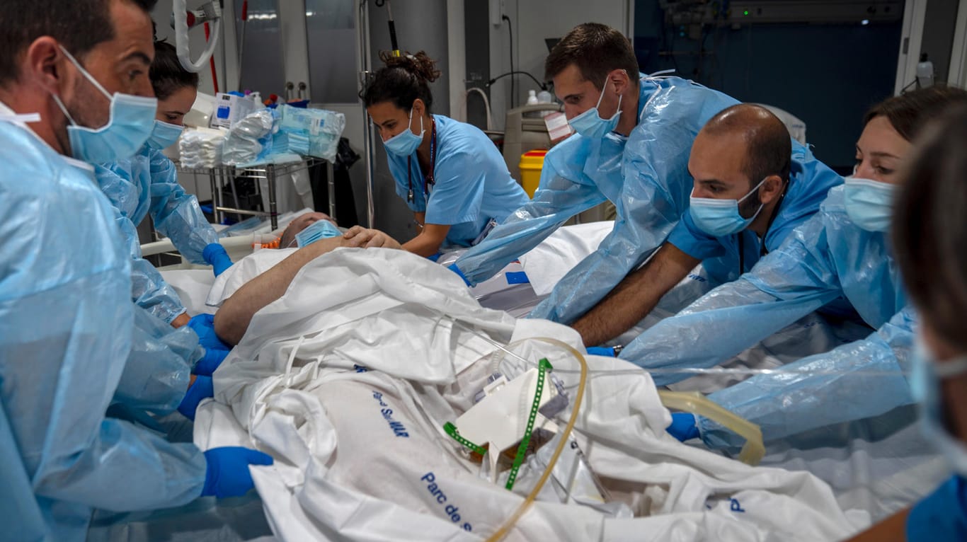 Ein Corona-Patient in Barcelona verlässt die Intensivstation: Bei Erkrankten zeigen sich unterschiedliche Symptome.