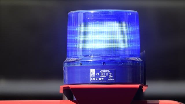 Das Blaulicht eines Feuerwehrfahrzeuges blinkt im Einsatz Das Blaulicht eines Feuerwehrfahrzeuges blinkt im Einsatz