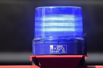 Das Blaulicht eines Feuerwehrfahrzeuges blinkt im Einsatz