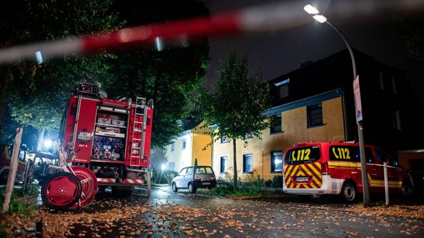 Feuerwehrfahrzeuge stehen vor dem Haus im Stadtteil Lütgendortmund.