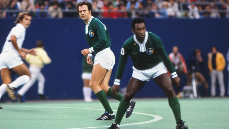 Franz Beckenbauer (l.) mit Teamkollege Pelé bei Cosmos New York 1977: Der Wechsel in die USA kostete den "Kaiser" die WM 1978.