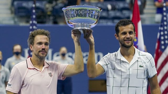 Waren im Endspiel nicht zu schlagen: Bruno Soares (l) und Mate Pavic jubeln mit der Trophäe in den Händen. Waren im Endspiel nicht zu schlagen: Bruno Soares (l) und Mate Pavic jubeln mit der Trophäe in den Händen.