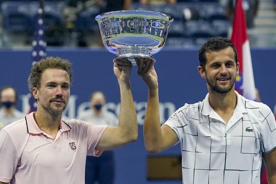 Waren im Endspiel nicht zu schlagen: Bruno Soares (l) und Mate Pavic jubeln mit der Trophäe in den Händen.