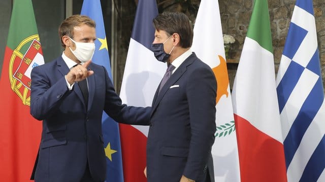 Frankreichs Präsident Emmanuel Macron (l) und Italiens Ministerpräsident Giuseppe Conte fordern die Türkei zum Kurswechsel auf.